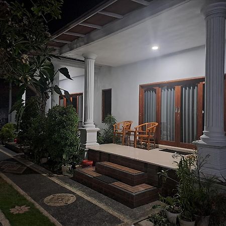 Srinadi Guest House Lovina Екстер'єр фото