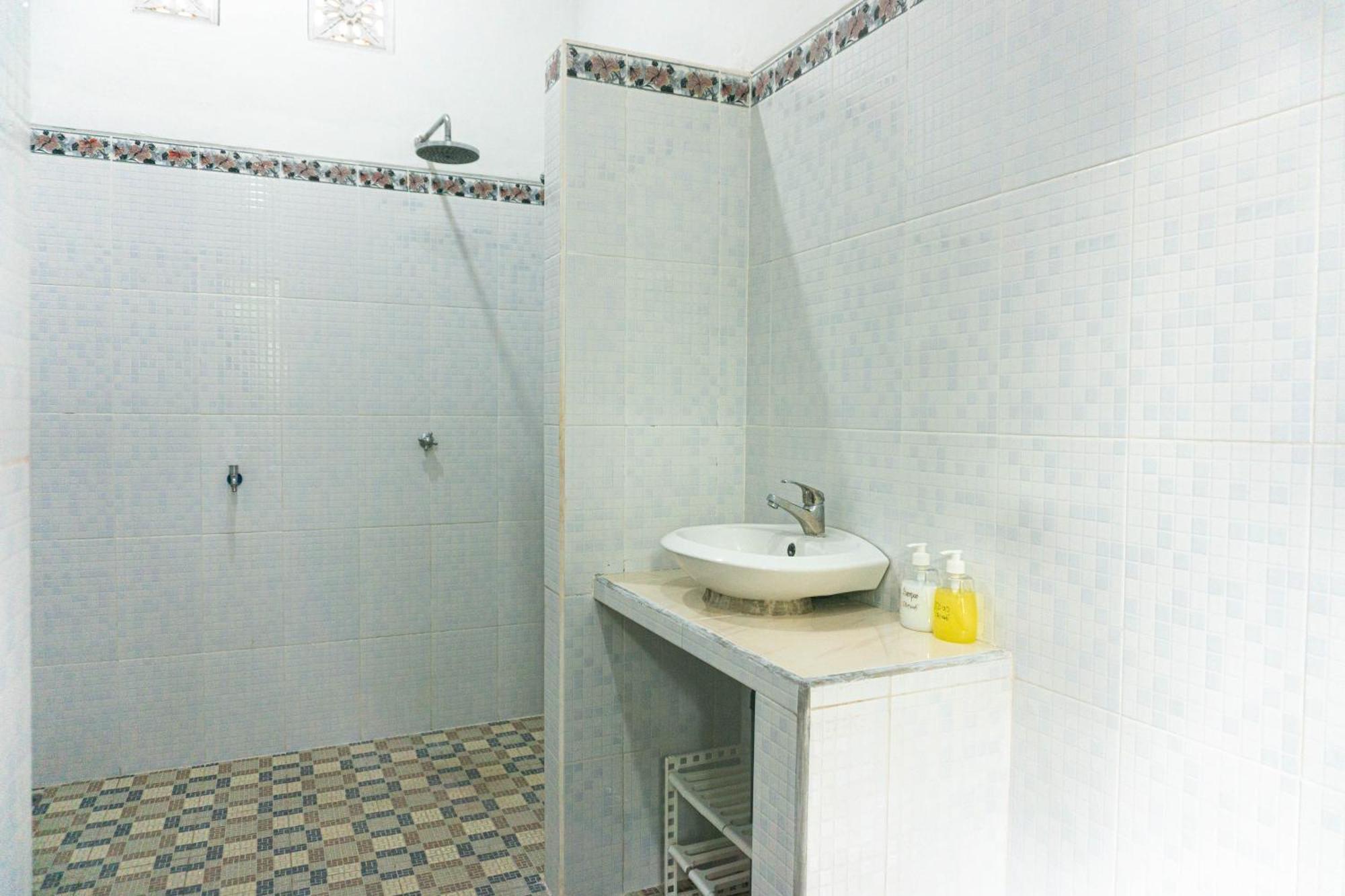 Srinadi Guest House Lovina Екстер'єр фото