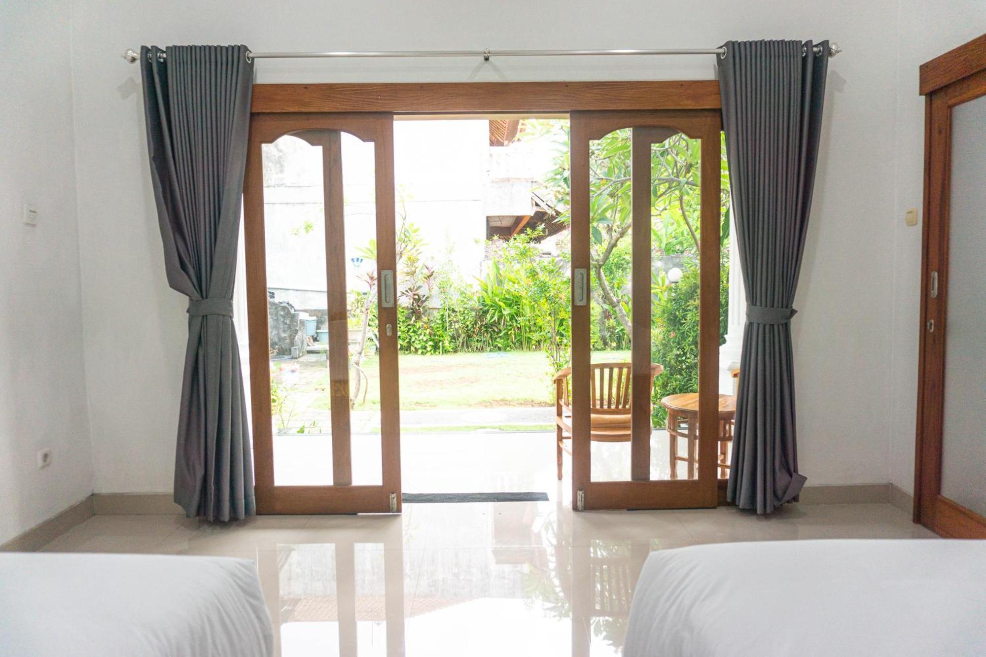 Srinadi Guest House Lovina Екстер'єр фото