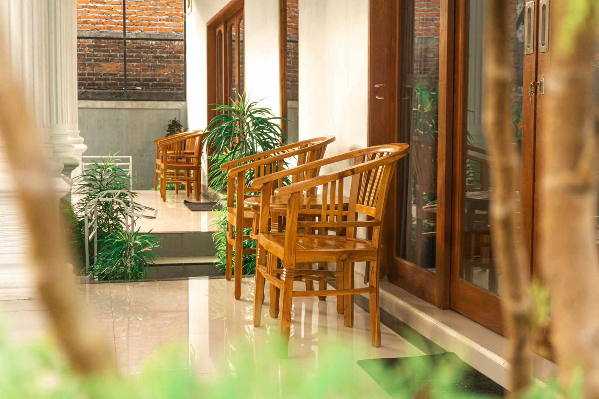Srinadi Guest House Lovina Екстер'єр фото