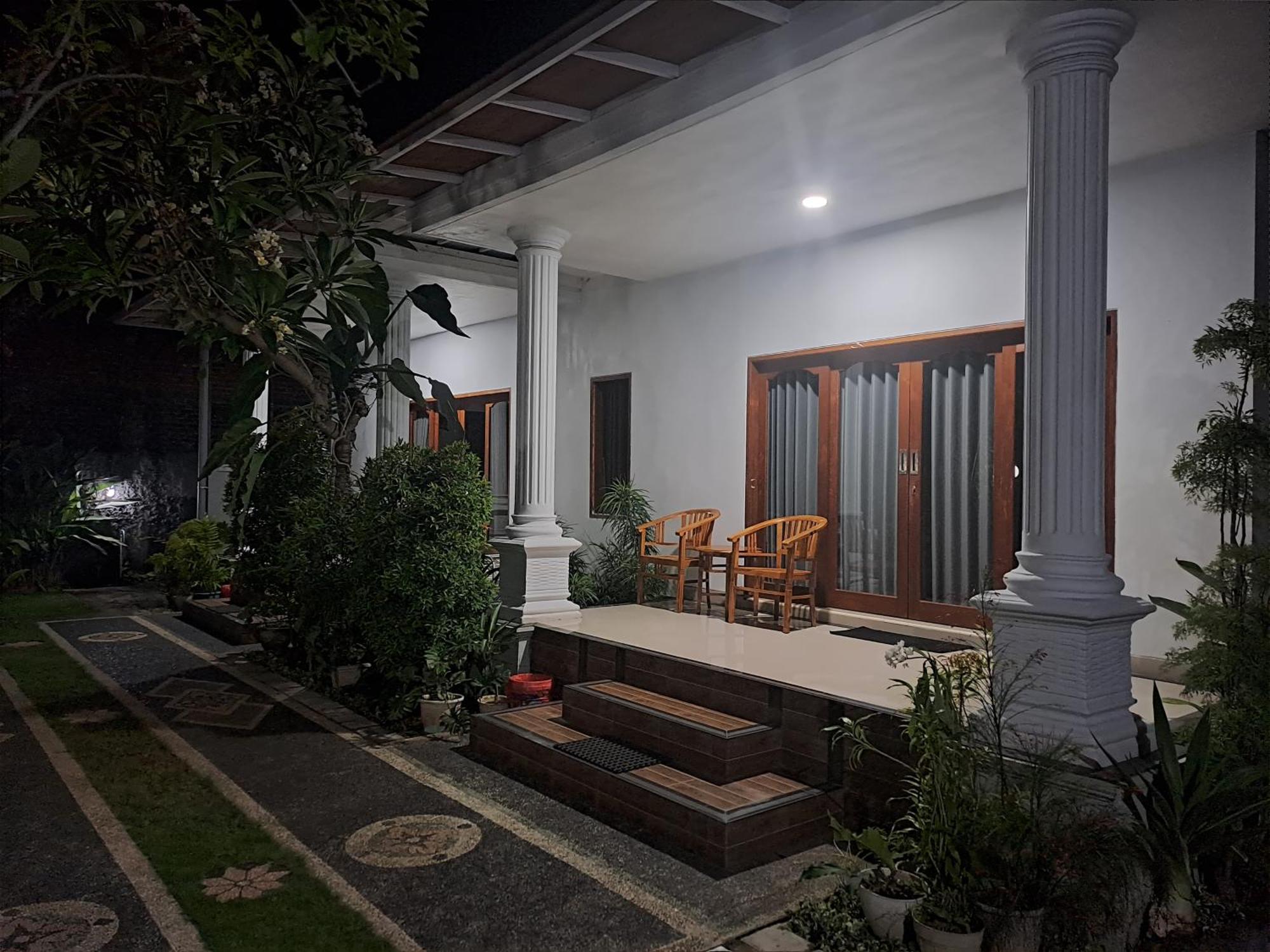Srinadi Guest House Lovina Екстер'єр фото