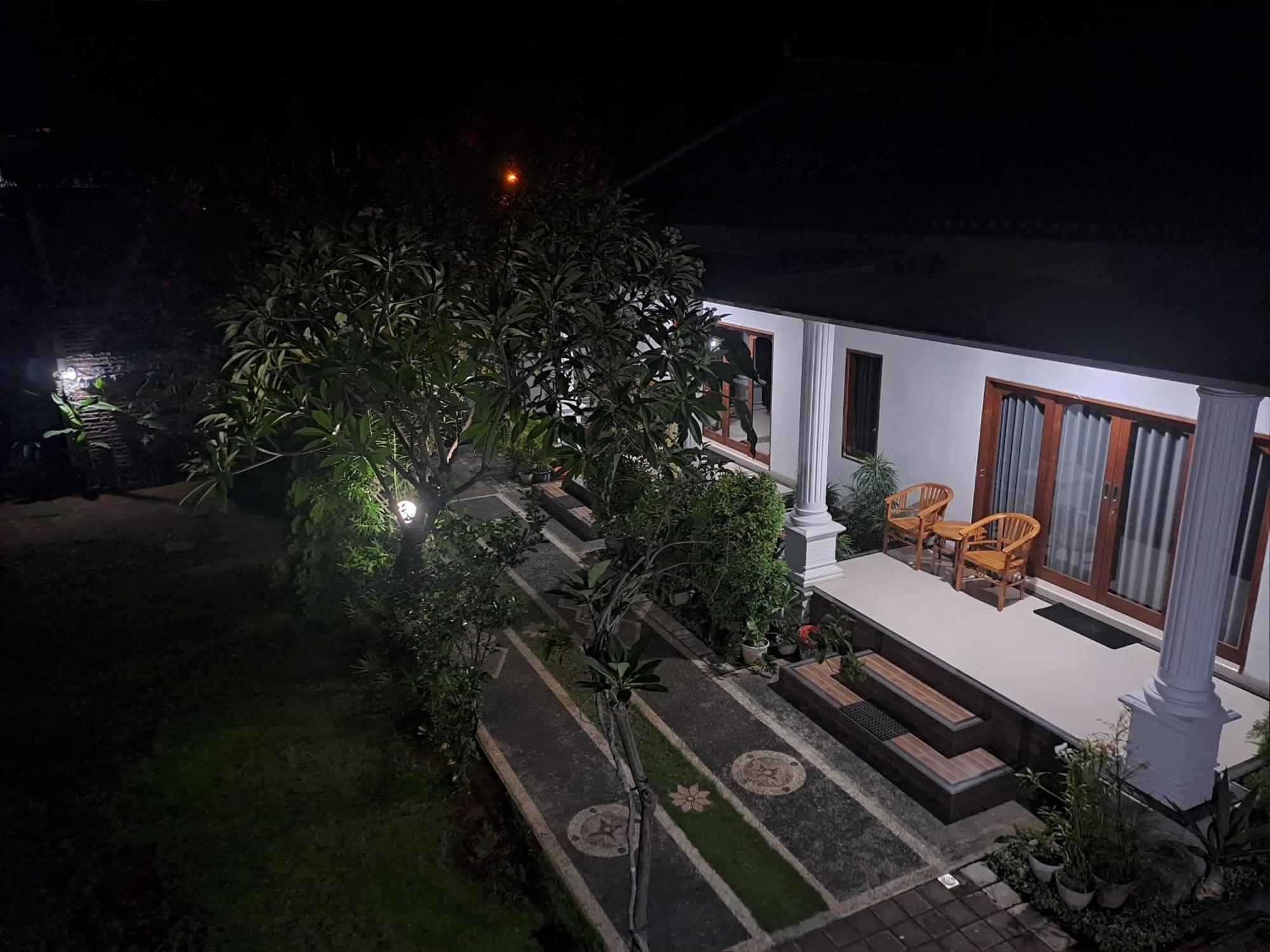 Srinadi Guest House Lovina Екстер'єр фото